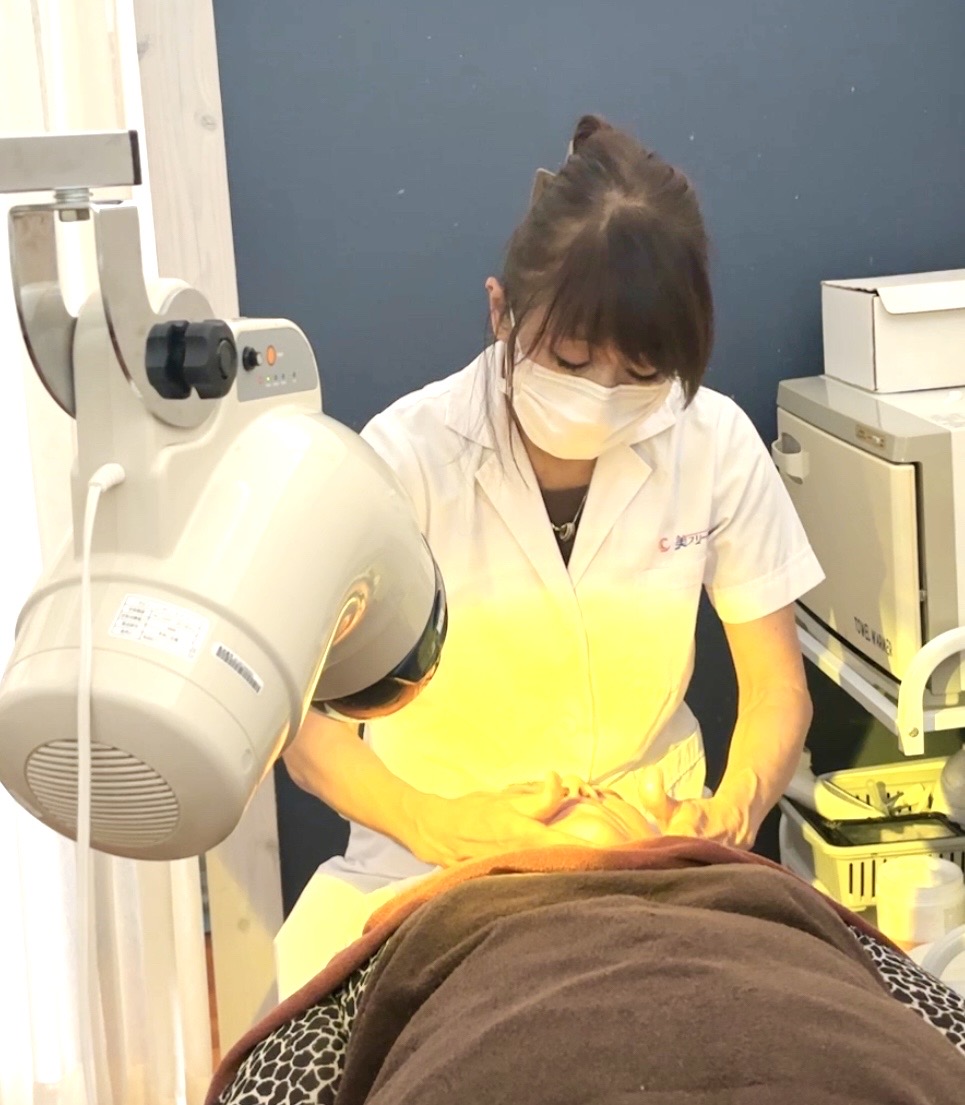 ③ 再生トリートメントで肌の奥からリフトアップ